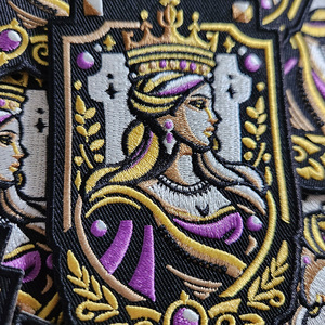 Écussons brodés personnalisés de haute qualité Sovereign Queen, thermocollants, avec broderie sur mesure - Product Image 3