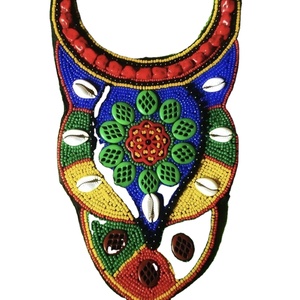 Collier artisanal en perles multicolores avec médaillon à motif étoile et franges, style tribal ethnique bohème, perles de rocaille - Product Image 1