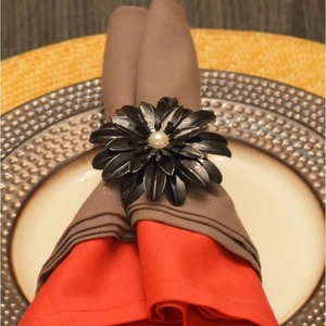 แหวนรองผ้าเช็ดปากโลหะสีดำลายดอกไม้ประดับมุกกลาง ตกแต่งโต๊ะหรูหรา ที่ใส่ผ้าเช็ดปากลายดอกไม้สีดำสุดหรู - Product Image 5