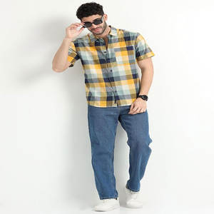 Camisas de manga corta a cuadros neutros de gran tamaño para hombre con cuello cubano y diseño cuadrado abotonado con bolsillo en el pecho - Product Image 1