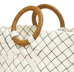 Sac à main moderne en plastique tressé blanc et sac fait main chic avec anse en bois ronde pour femme - Product Image 2