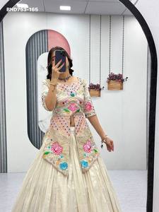 Conjunto de lehenga y top de diseño elegante para fiesta, modelo Simar Cosmos con bordado de lentejuelas y cordón, proveedor indio. - Product Image 2