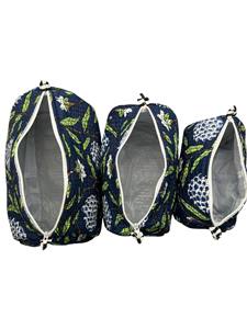 Pochette cosmétique matelassée de luxe bleu indigo à motifs floraux |   Pochette à maquillage en coton faite à la main avec feuille de plastique |   Maître-œuvre des articles de toilette de voyage - Product Image 4