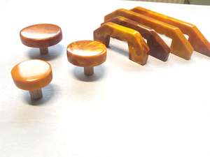 Poignées de meuble en résine époxy faites à la main : quincaillerie de cuisine ambre - Product Image 4