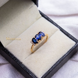 Anillo de Oro Amarillo Sólido de 18K con Tres Piedras de Zafiro Azul Ovalado Natural y Diamantes, Joyería Fina, Memoria Jewels, Venta al Por Mayor - Product Image 1
