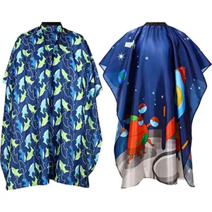 Capa de Barbero para Niños, Profesional, Impermeable, de Poliéster, con Estampado Sublimado Personalizado, Cuello Ajustable, Negra - Product Image 1