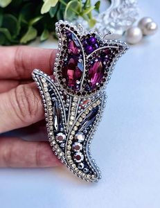 Elegante Broche Hecho a Mano con Bordado de Lujo y Lentejuelas - Product Image 4