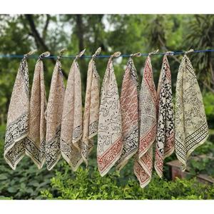 Pañuelo Cuadrado Boho de Algodón Floral Hecho a Mano en India con Estampado de Bloques, Suave Pañuelo para la Cabeza para Mujer - Product Image 2