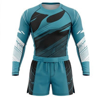 Ensemble rashguard et short MMA personnalisé avec design athlétique professionnel, tissu respirant pour la lutte, le fitness et l'exercice.