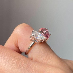 แหวนมอสซาไนต์สีชมพูและสีขาว 2 กะรัต ทรงลูกแพร์ รุ่น Promise Toi Moi ตัวเรือนเงินแท้ 925 ชุบทอง ดีไซน์ทันสมัย เหมาะเป็นของขวัญ - Product Image 4