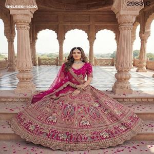 Ensemble de mariage ethnique le plus récent en soie Gadhwal de créateur, avec broderies et strass, comprenant un Lehenga, un Choli et un Dupatta - Product Image 1