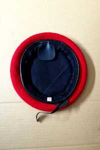 หมวกเบเรต์คุณภาพสูงแบบกำหนดเองสำหรับขายส่ง ออกแบบหมวกเบเรต์สำหรับทุกเพศ รับผลิตแบบ OEM ODM สำหรับงานพิธี - Product Image 6