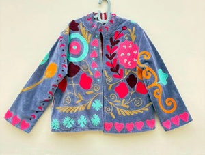 Veste d'hiver vintage surdimensionnée en velours Suzani brodé à motifs floraux, réversible, pour femmes, avec doublure en coton, vente en gros - Product Image 1