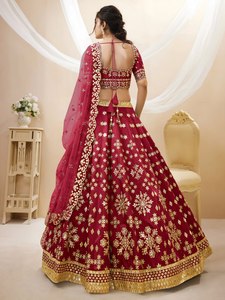 Magnífico Lehenga Choli de Seda con Bordado Tradicional en Foil y Zari, Fabricante de Surat a Precio de Mayoreo - Product Image 2