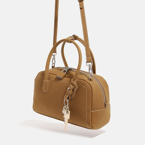 Bolso de hombro clásico para mujer, de PU marrón, con forma de barril, cierre de cremallera, dos asas, para uso diario, con patrón Saffiano. - Product Image 1