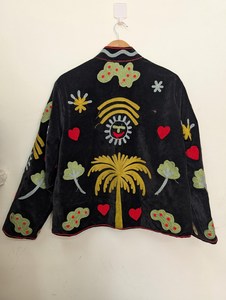 Chaqueta de terciopelo con bordado Suzani, estilo bohemio floral, de colores intensos, artesanal, para ocasiones festivas. - Product Image 4