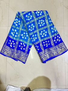 Sari en soie artisanale de luxe du Rajasthan, style Bandhej, traditionnel, teint à la main, pour la collection de mariages et de fêtes - Product Image 2