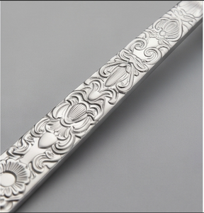 Ensemble de couverts élégants en métal avec poignée ornée, compatibles lave-vaisselle, pour utilisation sur table de mariage, couleur argentée. - Product Image 4