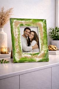 Cadre photo en résine design avec bordure incrustée de pierres précieuses pour la vente en gros aux boutiques de cadeaux haut de gamme - Product Image 6