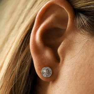 Hermosos Pendientes de Oro de 14k con Moissanita Baguette en Engaste de Canal, Pendientes Pequeños de Oro Puro Sólido en Forma de Disco de 14K - Product Image 4