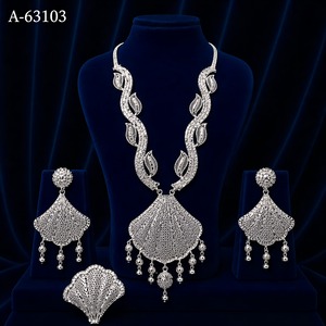 Parure de bijoux de mariée traditionnelle pour femme, collier long et boucles d'oreilles en zircon, tendance, certifiée, pour mariage et soirée, plaqué or et argent A-63101 - Product Image 2