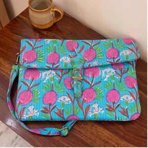 Housse pour ordinateur portable en coton matelassé, faite à la main, avec bandoulière et fermeture éclair, idéale pour le shopping (Origine Rajasthan) - Product Image 2
