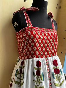 Vestido largo maxi de algodón rojo con estampado floral, tirantes ajustables, cuello cuadrado y borlas, estilo indio. - Product Image 5