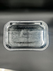 Bandeja de Almacenamiento Rectangular de Metal con Acabado Pulido, Diseño Clásico para Uso en Mesa - Product Image 4