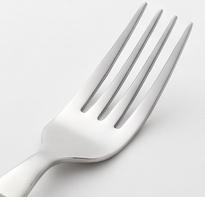 Ensemble de couverts élégants en argent avec manche en résine design, vaisselle élégante pour la décoration de table moderne, mariage et cuisine. - Product Image 2