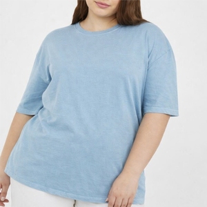 Camiseta de algodón extragrande para mujer, lisa, con cuello redondo, holgada, informal, de tela suave y transpirable. - Product Image 1