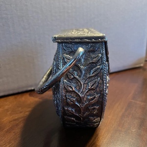 กระเป๋าคลัทช์โลหะสไตล์โบราณ God Grace Craft ลายนูนดอกไม้ กระเป๋าถือวินเทจสำหรับงานกลางคืน งานแต่งงาน งานปาร์ตี้ ตกแต่งด้วยมือ - Product Image 6