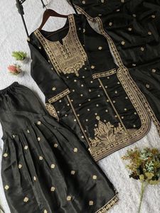 Conjunto de Traje Sharara de Seda Negra de Lujo con Bordado Zari Dorado, Estilo Bollywood, para Bodas Indias y Pakistaníes - Product Image 6