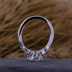 Anillo de compromiso de diamante cultivado en laboratorio de corte redondo de oro macizo de 18 quilates, Diamante de marquesa lateral certificado IGI, regalo de aniversario de boda perfecto - Product Image 3