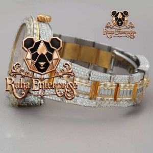 Montre à quartz avec détails en cristal, boîtier en métal arrondi et bracelet poli - Product Image 2