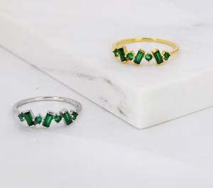 Bague en argent sterling avec grappe de CZ vert émeraude taille baguette, forme organique, argentée ou dorée - Product Image 2