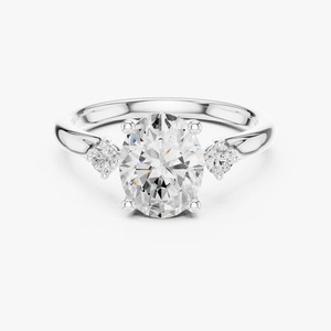 Anillo de Compromiso de Oro Amarillo de 9K con Diamante Cultivado en Laboratorio de Corte Ovalado de 2CT y Tres Piedras Laterales Redondas, Venta al Por Mayor - Product Image 3