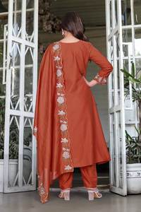 Ensemble Anarkali en rayonne douce effet flammé, brodé, col bateau évasé, manches trois quarts, avec dupatta en coton Chanderi, idéal pour les fêtes, style moderne - Product Image 6