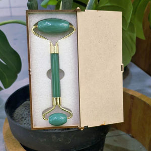 Masseur facial en jade vert artisanal de qualité supérieure pour le contour du visage et la circulation sanguine, disponible au meilleur prix - Product Image 6