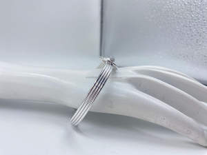 Bracelets et bracelets tendances en argent unisexe Design moderne avec breloque texturée réglable Perle Bracelet en argent unisexe - Product Image 2