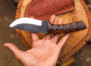 Cuchillo para Desollar Hecho a Mano con Hoja de Acero al Carbono – Cuchillo de Caza y Camping Afilado como una Navaja con Funda de Cuero - Product Image 2
