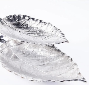 Plateau à fruits en métal en forme de feuille, moderne et écologique, pour des expériences culinaires de luxe lors de mariages - Product Image 1