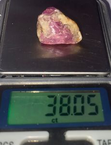 Pierre brute de rubis naturel 38,05 carats provenant des mines Femos John Saul du Kenya - Product Image 4