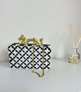 Pochette en résine, sac à main attrayant avec perles, sac à main et pochette de style royal pour les personnes intelligentes, choix intelligent - Product Image 1