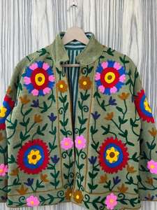 เสื้อแจ็คเก็ตบอมเบอร์ราชสถาน |   ผ้าฝ้ายปักลายซูซานีแบบดั้งเดิม เป็นมิตรกับสิ่งแวดล้อม ใช้ได้สองด้าน |   ชุดลำลองสำหรับรีสอร์ทสุดหรู |   ของขวัญวันเกิดสุดพิเศษ - Product Image 3