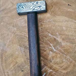 Marteau de forgeron en acier de Damas, fait main, design personnalisé pour la fabrication de couteaux et outil d'atelier artisanal - Product Image 3