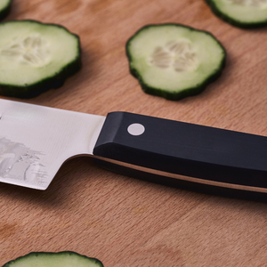 Couteaux Santoku à manche riveté noir avec lame large argentée et fossettes ovales pour trancher les concombres, couper les légumes en dés et hacher - Product Image 4