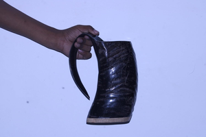 Authentique Chope à Boire Viking en Corne de Buffle Naturelle, Finition Noire Polie, Style Guerrier Nordique, Faite à la Main, pour Hydromel et Bière - Product Image 3