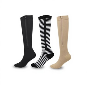 Chaussettes de yoga antidérapantes blanches, longueur cheville, semelle antidérapante, couleur unie, tricotées pour adultes, utilisation sportive estivale - Product Image 3