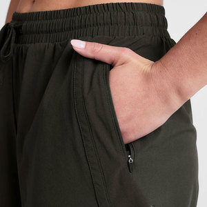 Tela suave y transpirable, perfecta para el uso diario y cómodo. En stock. Shorts ligeros para mujer Nora. - Product Image 5