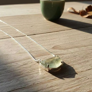 Collier géométrique en cristal vert menthe avec chaîne serpent élégante, style quartz citron naturel et prehnite organique, en argent allemand - Product Image 2